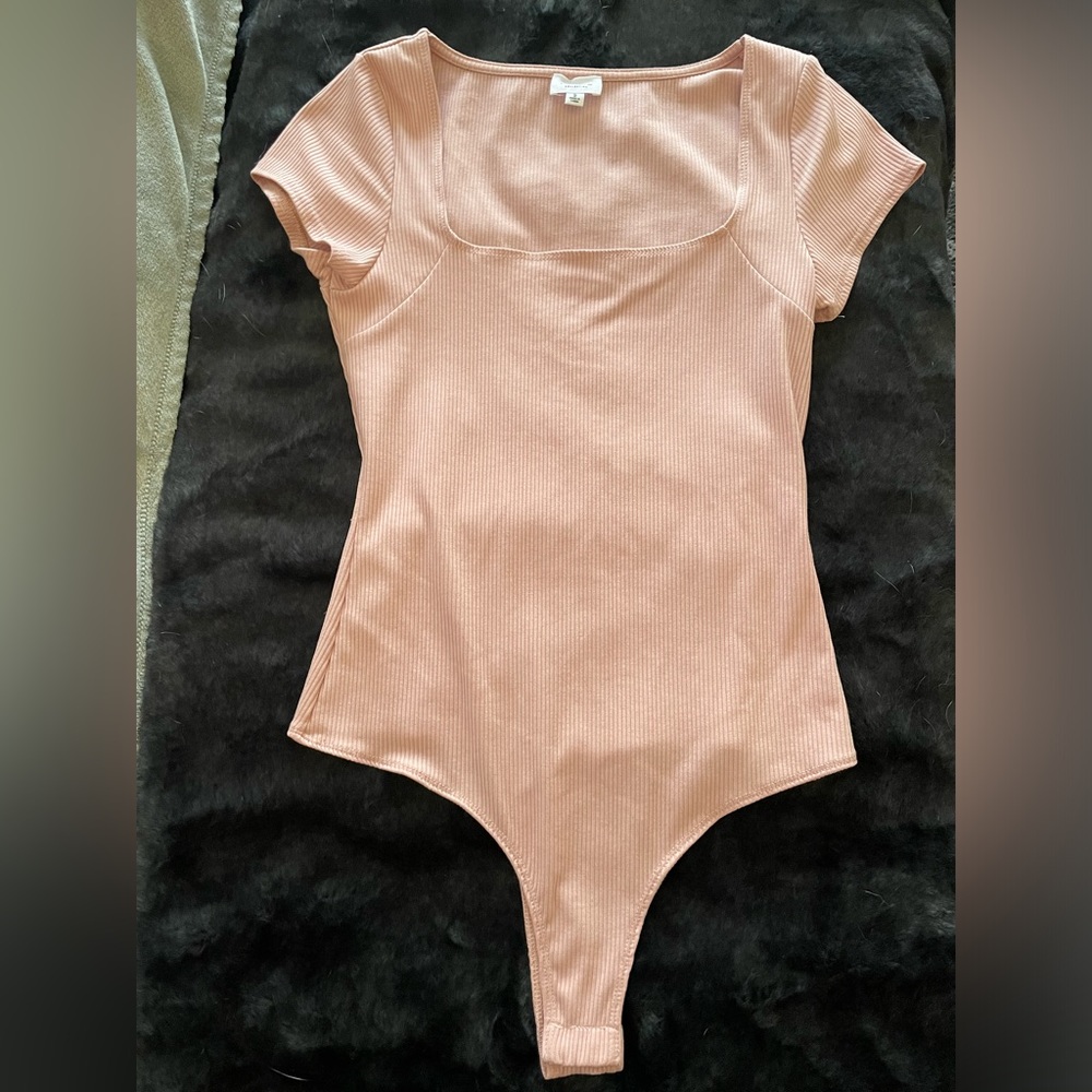 Light pink short-sleeved ribbed bodysuit